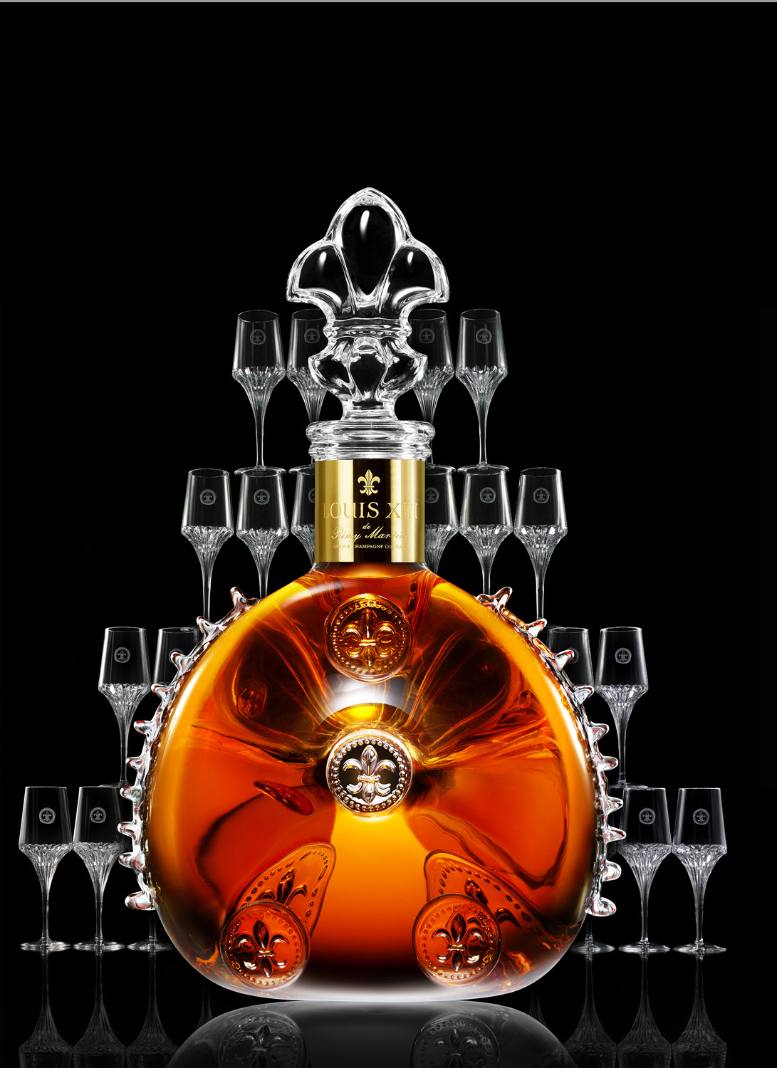 pyramide de verres derrière la carafe de Louis XIII