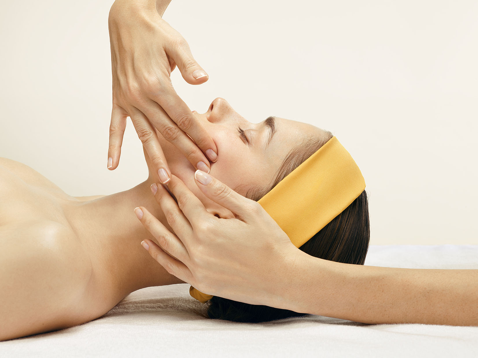 portrait d'une femme se faisant masser la joue