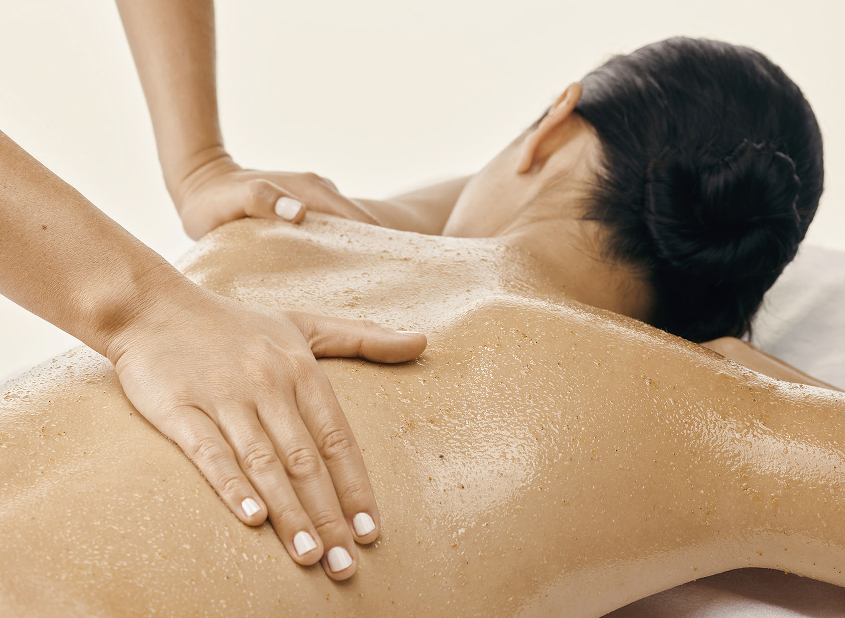 portrait d'une femme se faisant masser le dos