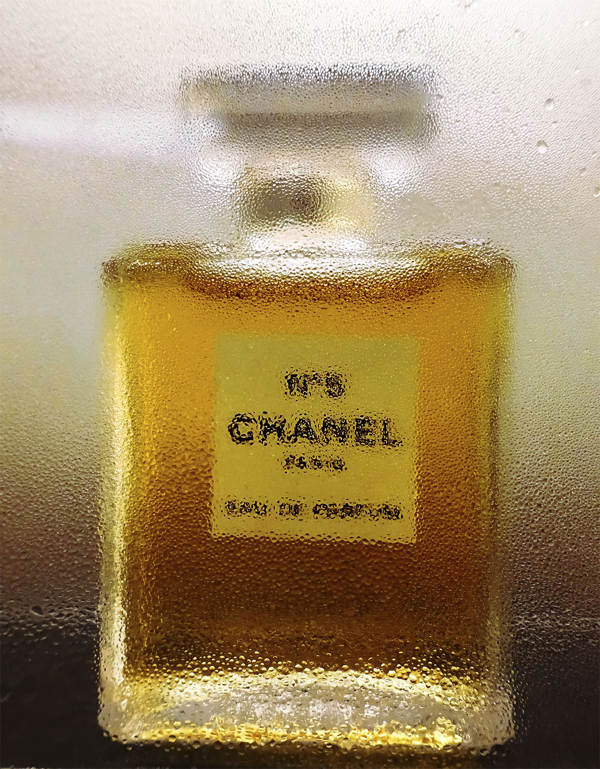 n°5 Chanel vu à travers une vitre avec de la buée