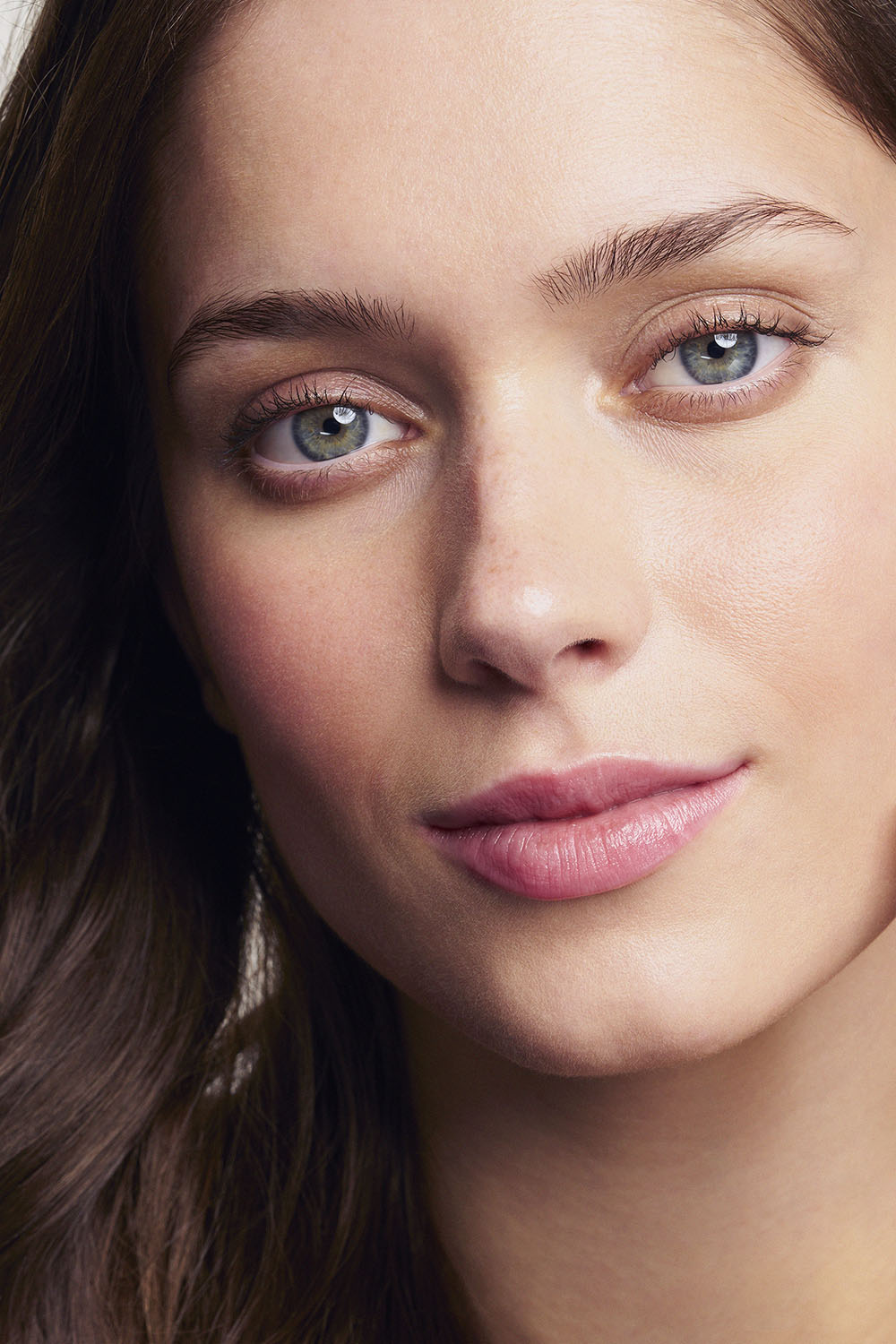 visage d'une femme aux yeux clairs