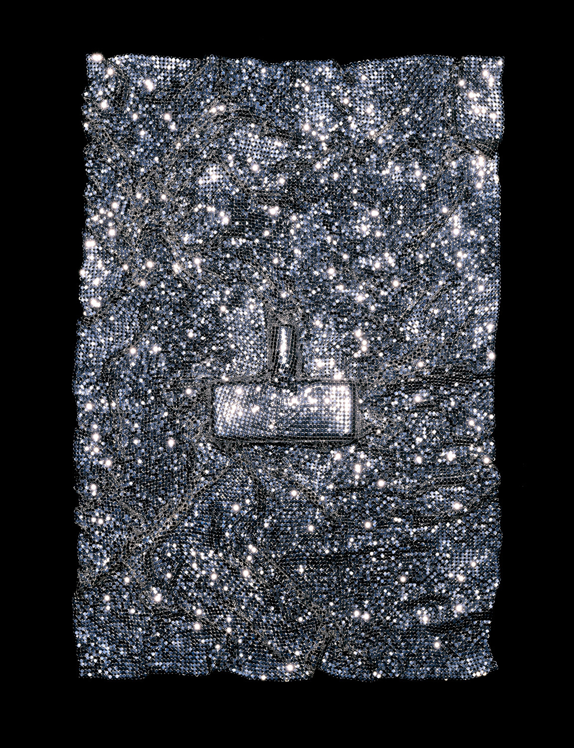 Parfum Blush caché sous un tissu métallique