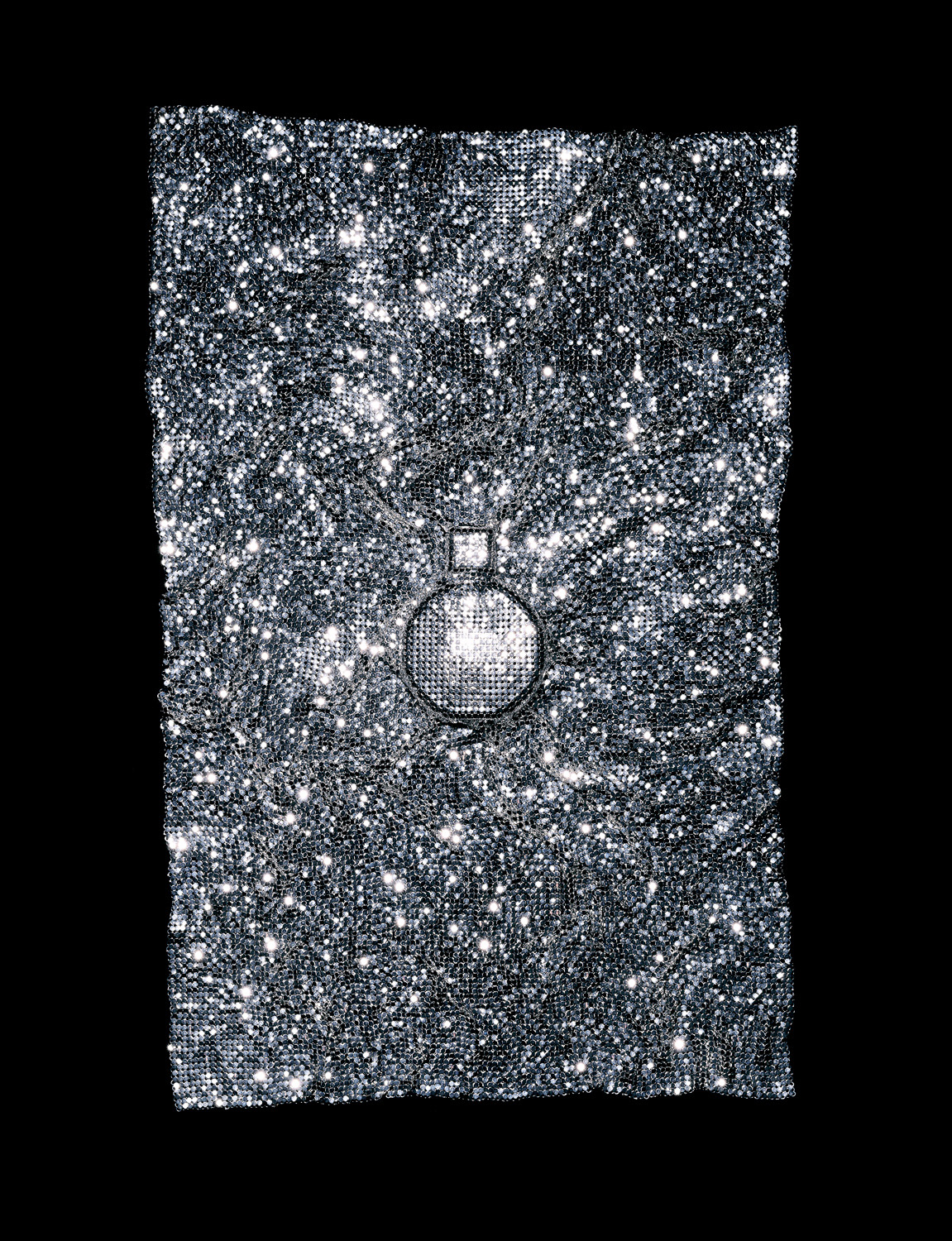 Parfum Chance de Chanel caché sous un tissu métallique